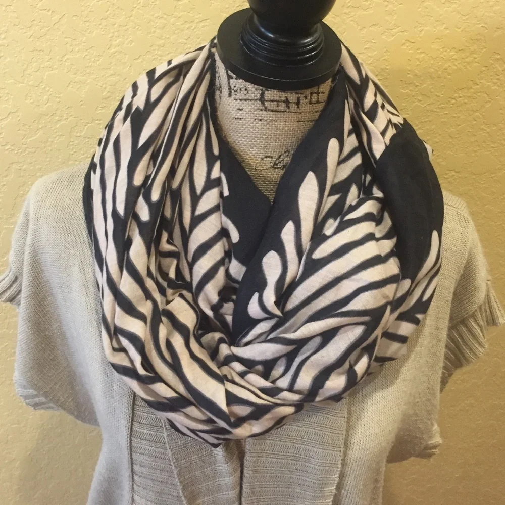 Infinity scarf, black and cream, like new | offer in description